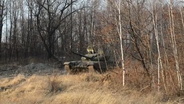 Russische t72 tank werd geschoten met levende munitie — Stockvideo