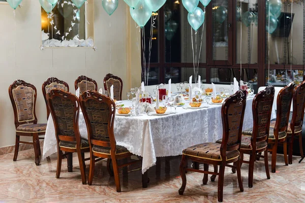 Tisch im Restaurant gedeckt — Stockfoto