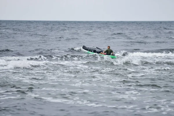 Kayak surfista sobre la cresta de una ola — Foto de Stock