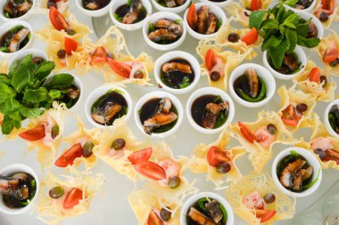 Catering hizmeti plaka .appetizing sandviç plastik üzerinde rangesandwiches bir tablo büfe sopa