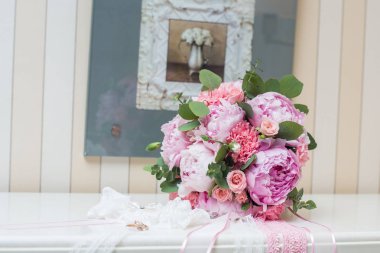 güzel düğün buketi ve halkalar