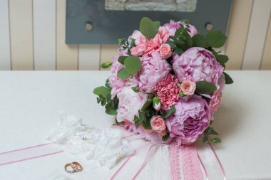 güzel düğün buketi ve halkalar