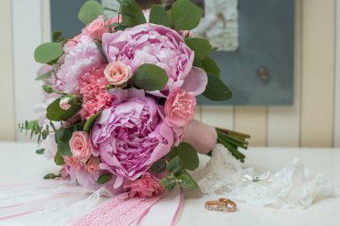 güzel düğün buketi ve halkalar