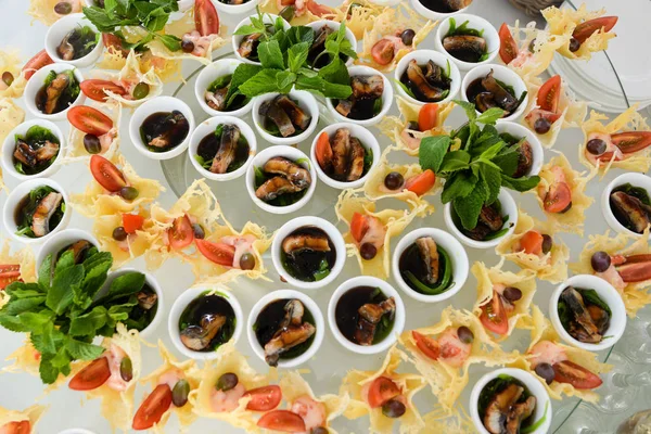 Catering tjänst plattan .appetizing smörgåsar på plast pinnar rangesandwiches på ett bord buffé — Stockfoto