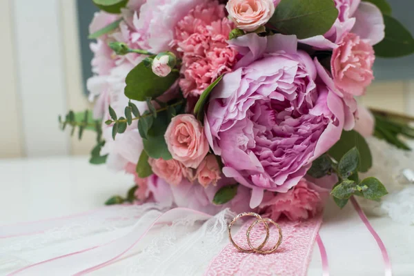 güzel düğün buketi ve halkalar