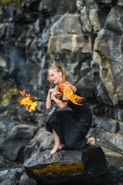 Alevli meşalelerle siyah elbiseli kız .