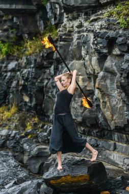 Alevli meşalelerle siyah elbiseli kız .