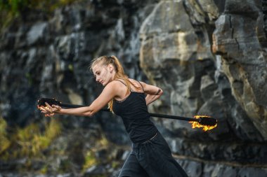 Alevli meşalelerle siyah elbiseli kız .