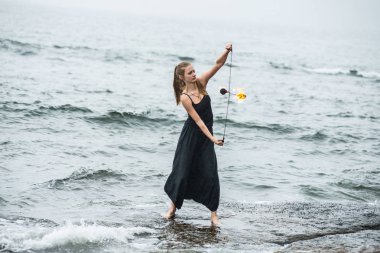 Alevli meşalelerle siyah elbiseli kız .