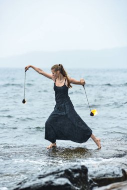 Alevli meşalelerle siyah elbiseli kız .