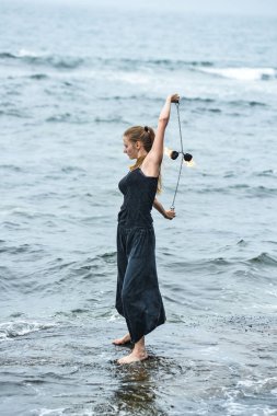 Alevli meşalelerle siyah elbiseli kız .