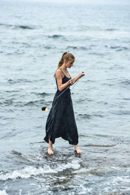 Alevli meşalelerle siyah elbiseli kız .