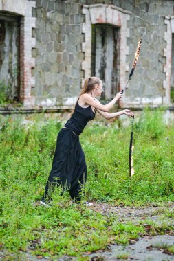 Alevli meşalelerle siyah elbiseli kız .