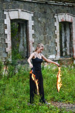 Alevli meşalelerle siyah elbiseli kız .