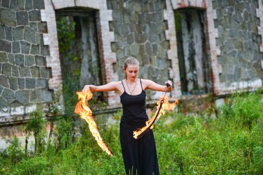 Alevli meşalelerle siyah elbiseli kız .