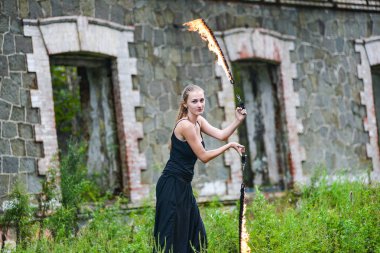 Alevli meşalelerle siyah elbiseli kız .