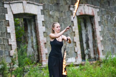 Alevli meşalelerle siyah elbiseli kız .