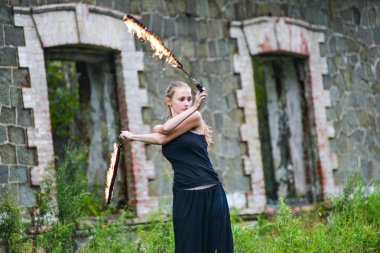 Alevli meşalelerle siyah elbiseli kız .