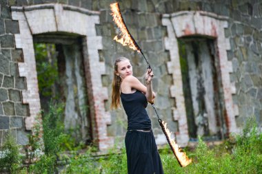 Alevli meşalelerle siyah elbiseli kız .