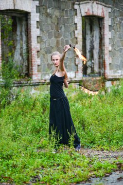 Alevli meşalelerle siyah elbiseli kız .