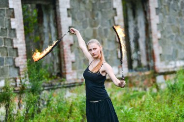 Alevli meşalelerle siyah elbiseli kız .