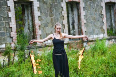 Alevli meşalelerle siyah elbiseli kız .