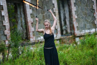 Alevli meşalelerle siyah elbiseli kız .