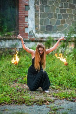 Alevli meşalelerle siyah elbiseli kız .