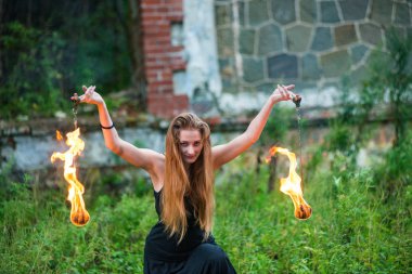 Alevli meşalelerle siyah elbiseli kız .