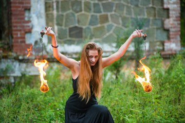 Alevli meşalelerle siyah elbiseli kız .