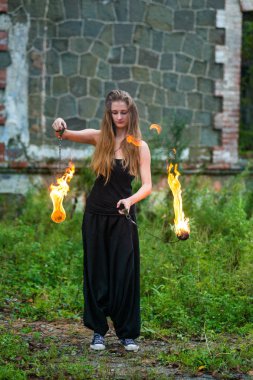 Alevli meşalelerle siyah elbiseli kız .