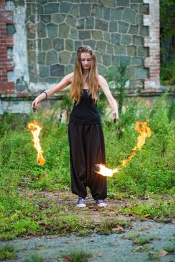 Alevli meşalelerle siyah elbiseli kız .