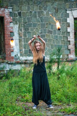 Alevli meşalelerle siyah elbiseli kız .