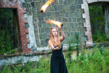 Alevli meşalelerle siyah elbiseli kız .