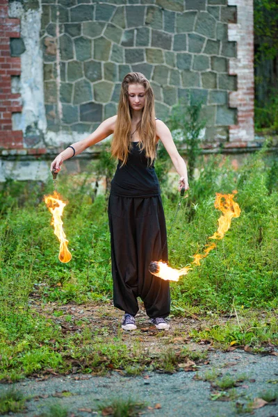 Chica en un traje negro con antorchas encendidas  . —  Fotos de Stock