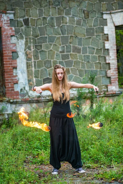 불타는 횃불과 검은 옷 입은 여자 . — 스톡 사진