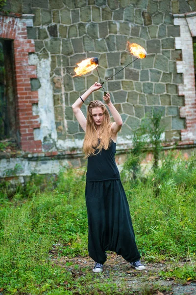 Chica en un traje negro con antorchas encendidas  . —  Fotos de Stock