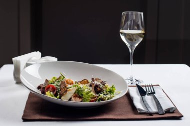 Deniz ürünleri ile Sezar salatası