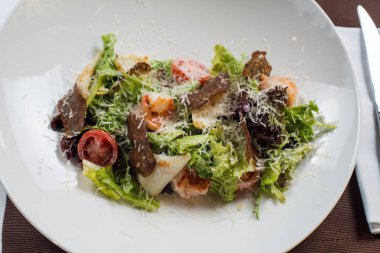 Deniz ürünleri ile Sezar salatası