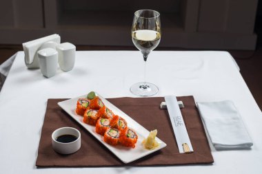 suşi ile masaya servis edilir