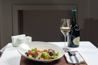 Deniz ürünleri ile Sezar salatası