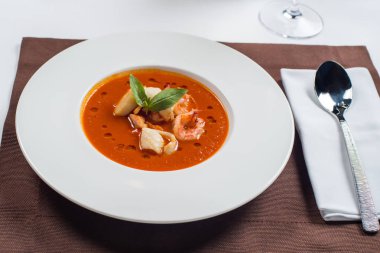 domates deniz mahsulleri çorbası