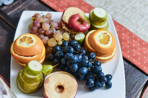 Färsk fruktsallad gjord av druvmust — Stockfoto
