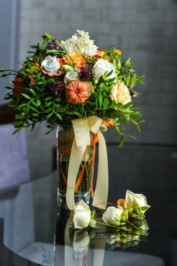 Kırmızı çiçekli gelin buketi