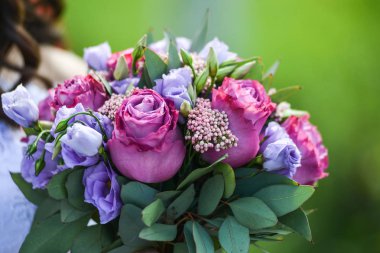 Kırmızı çiçekli gelin buketi