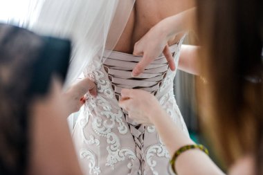 Bir gelin, bacak üzerinde jartiyer gün anlar düğün