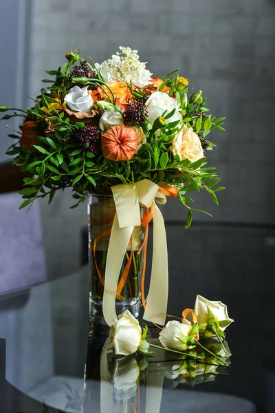 Kırmızı çiçekli gelin buketi