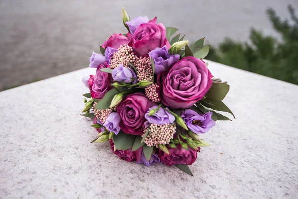 Kırmızı çiçekli gelin buketi