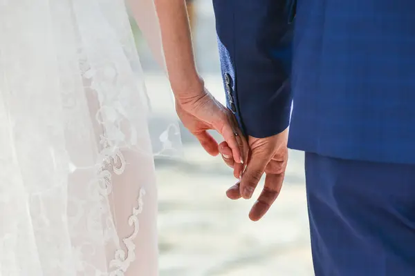 Harisnyakötő a lábát egy menyasszony, Esküvői nap pillanatok — Stock Fotó