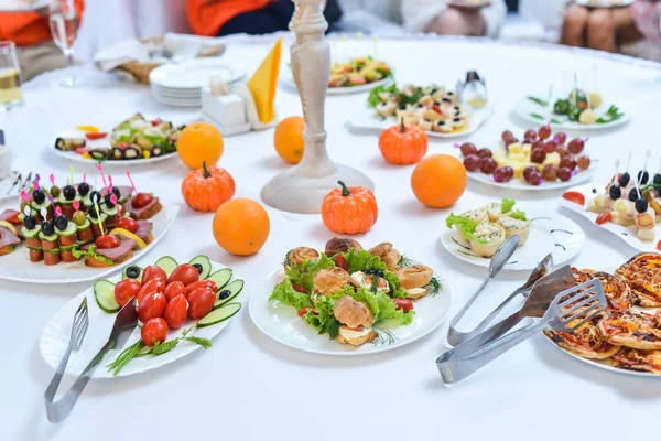 Rangesandwiches sticks catering service plaat .appetizing broodjes op plastic — Stockfoto